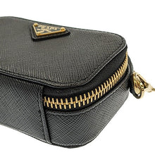 画像をギャラリービューアに読み込む, PRADA<br >トライアングル ミニポーチ