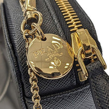 画像をギャラリービューアに読み込む, PRADA<br >トライアングル ミニポーチ