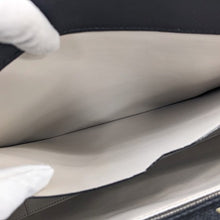 画像をギャラリービューアに読み込む, Valextra<br >Vライン ショルダーバッグ