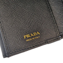 画像をギャラリービューアに読み込む, PRADA<br >サフィアーノトライアングル 財布