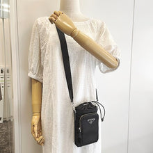 画像をギャラリービューアに読み込む, PRADA<br >Re-Nylon スマートフォンケース