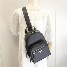 画像をギャラリービューアに読み込む, PRADA<br >ボディバッグ