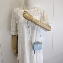 画像をギャラリービューアに読み込む, PRADA<br >サフィアーノトライアングル ミニポーチ