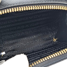 画像をギャラリービューアに読み込む, PRADA<br >トライアングル ミニポーチ