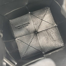 画像をギャラリービューアに読み込む, Bottega Veneta<br >ミニカセット ショルダーバッグ
