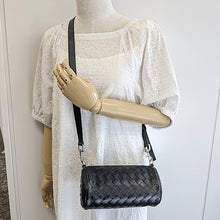 画像をギャラリービューアに読み込む, Bottega Veneta<br >イントレチャート ショルダーバッグ