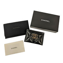 画像をギャラリービューアに読み込む, CHANEL<br >シャネル19 カードケース