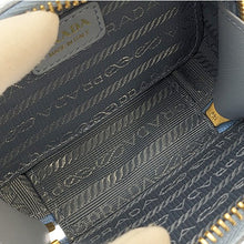 画像をギャラリービューアに読み込む, PRADA<br >サフィアーノトライアングル ミニポーチ