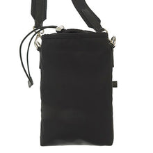 画像をギャラリービューアに読み込む, PRADA<br >Re-Nylon スマートフォンケース