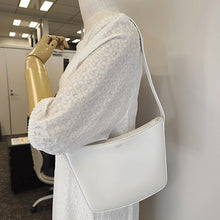 画像をギャラリービューアに読み込む, CELINE<br >クロックミディアム