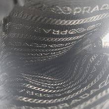 画像をギャラリービューアに読み込む, PRADA<br >Re-Nylon スマートフォンケース