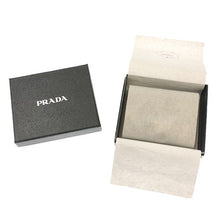 画像をギャラリービューアに読み込む, PRADA<br >サフィアーノトライアングル 財布
