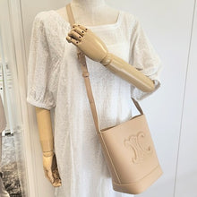 画像をギャラリービューアに読み込む, CELINE<br >スモール バケット キュイル トリオンフ