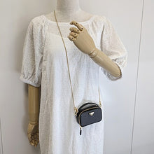 画像をギャラリービューアに読み込む, PRADA<br >トライアングル ミニポーチ