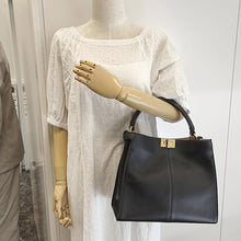 画像をギャラリービューアに読み込む, FENDI<br >ピーカブー エックスライト ミディアム