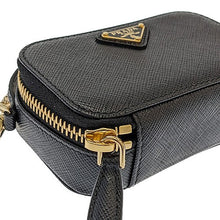 画像をギャラリービューアに読み込む, PRADA<br >トライアングル ミニポーチ