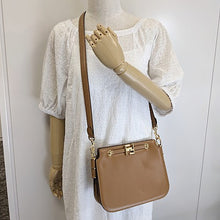 画像をギャラリービューアに読み込む, FENDI<br >フェンディ タッチ