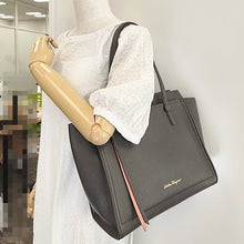 画像をギャラリービューアに読み込む, Ferrgamo&lt;br &gt;エイミー
