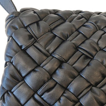 画像をギャラリービューアに読み込む, Bottega Veneta<br >ランプル メッセンジャーバッグ
