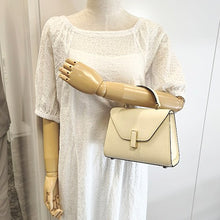 画像をギャラリービューアに読み込む, Valextra&lt;br &gt;マイクロ イジィデ
