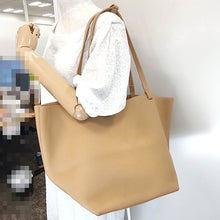 画像をギャラリービューアに読み込む, THE ROW<br >Park Tote Three
