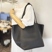画像をギャラリービューアに読み込む, THE ROW<br >Park Tote Three
