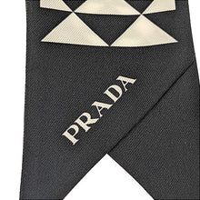 画像をギャラリービューアに読み込む, PRADA&lt;br &gt;プリントツイル スカーフ
