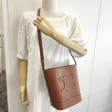 画像をギャラリービューアに読み込む, CELINE&lt;br &gt;スモール バケット キュイル トリオンフ
