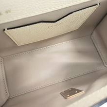 画像をギャラリービューアに読み込む, Valextra&lt;br &gt;マイクロ イジィデ
