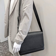 画像をギャラリービューアに読み込む, Valextra&lt;br &gt;Vライン ショルダーバッグ
