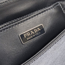 画像をギャラリービューアに読み込む, PRADA&lt;br &gt;サフィアーノレザー ショルダーバッグ
