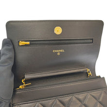 画像をギャラリービューアに読み込む, CHANEL<br >クラシック チェーンウォレット
