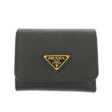 画像をギャラリービューアに読み込む, PRADA<br >サフィアーノトライアングル 財布
