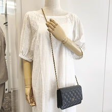 画像をギャラリービューアに読み込む, CHANEL<br >クラシック チェーンウォレット
