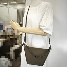 画像をギャラリービューアに読み込む, LOEWE<br >ハンモック ホーボーバッグ ミニ
