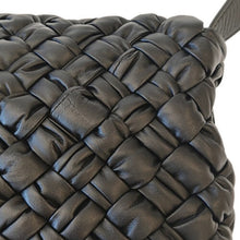 画像をギャラリービューアに読み込む, Bottega Veneta<br >ランプル メッセンジャーバッグ
