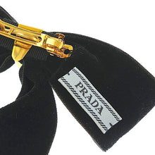 画像をギャラリービューアに読み込む, PRADA&lt;br &gt;ベルベット ヘアクリップ
