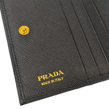 画像をギャラリービューアに読み込む, PRADA<br >サフィアーノトライアングル 財布

