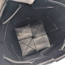 画像をギャラリービューアに読み込む, Bottega Veneta&lt;br &gt;イントレチャート カセット ミニ クロスボディ
